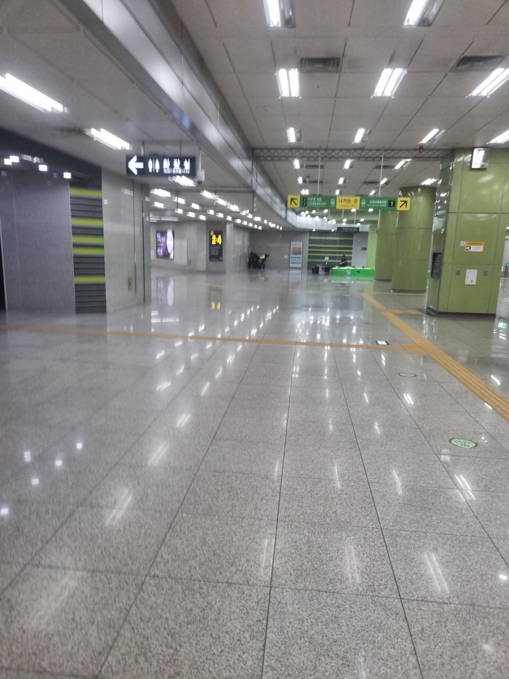 An empty subway station concourse
