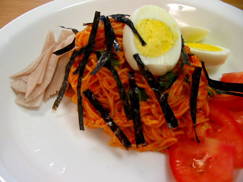 Thin noodles tossed in red chilli sauce